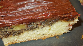 Makovo- jablečný moučník s jahodami a kiwi