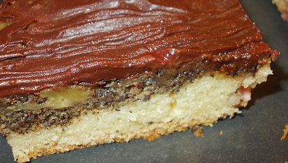 Makovo- jablečný moučník s jahodami a kiwi