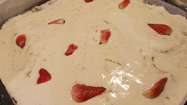 Makovo- jablečný moučník s jahodami a kiwi