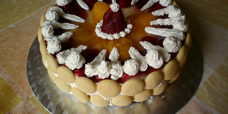 Nepečený tvarohovo-pudinkový dortík s jahodami a želé