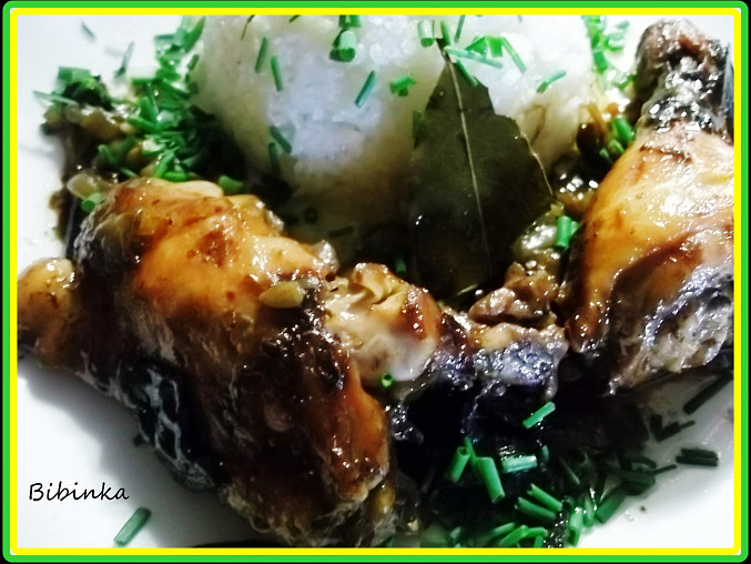 Pečená kuřecí stehýnka s bobkovým listem a sušenými houbami, detail...