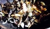 Pečená kuřecí stehýnka s bobkovým listem a sušenými houbami (cibule, česnek, namočené houby.....)