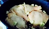 Pečená kuřecí stehýnka s bobkovým listem a sušenými houbami (pekáček přikrýt a šup do trouby...)