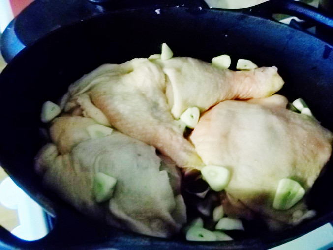 Pečená kuřecí stehýnka s bobkovým listem a sušenými houbami, pekáček přikrýt a šup do trouby...