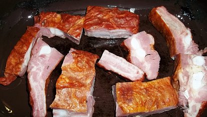 Pečínka z vepřového ořezu a uzených žebírek, nakrájená uzená žebra...