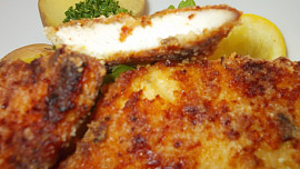 Pikantní krůtí řízky se sýrem, jogurtem a  bylinkami