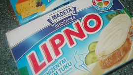 Pikantní krůtí řízky se sýrem, jogurtem a  bylinkami