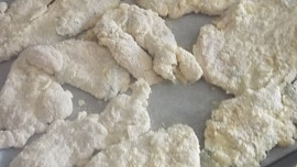 Pikantní krůtí řízky se sýrem, jogurtem a  bylinkami