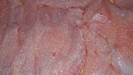 Pikantní krůtí řízky se sýrem, jogurtem a  bylinkami