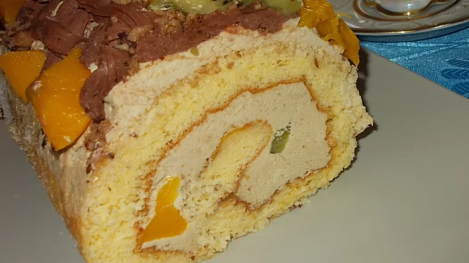 Piškotová roláda s oříšky, broskvemi a kiwi
