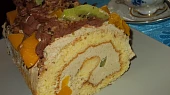 Piškotová roláda s oříšky, broskvemi a kiwi