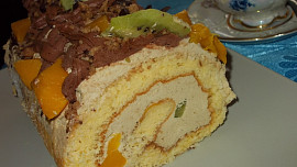 Piškotová roláda s oříšky, broskvemi a kiwi