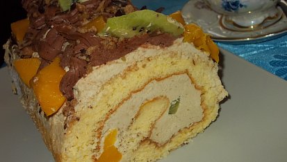 Piškotová roláda s oříšky, broskvemi a kiwi