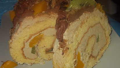 Piškotová roláda s oříšky, broskvemi a kiwi