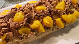Piškotová roláda s oříšky, broskvemi a kiwi