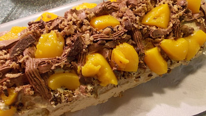 Piškotová roláda s oříšky, broskvemi a kiwi