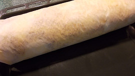 Piškotová roláda s oříšky, broskvemi a kiwi