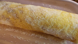 Piškotová roláda s oříšky, broskvemi a kiwi