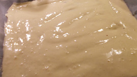 Piškotová roláda s oříšky, broskvemi a kiwi