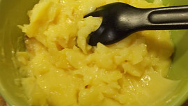 Piškotová roláda s oříšky, broskvemi a kiwi