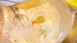 Piškotová roláda s oříšky, broskvemi a kiwi