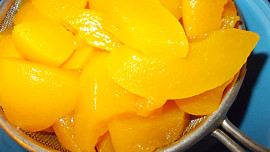 Piškotová roláda s oříšky, broskvemi a kiwi