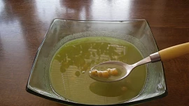 Polévka z uzeného masa s brokolicí a cizrnou