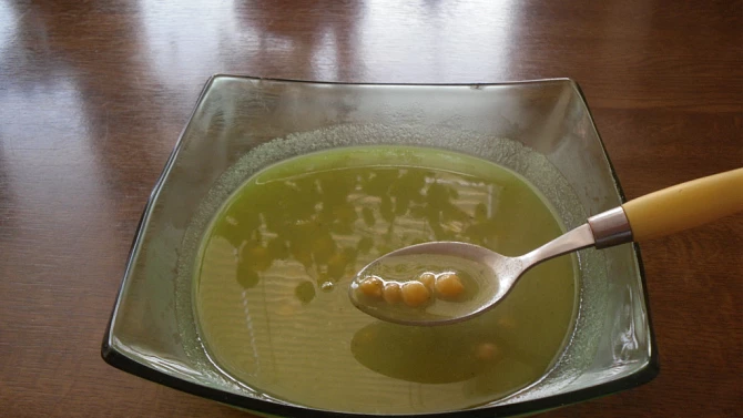 Polévka z uzeného masa s brokolicí a cizrnou