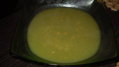 Polévka z uzeného masa s brokolicí a cizrnou