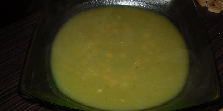 Polévka z uzeného masa s brokolicí a cizrnou