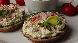 Pomazánka s restovaným pórkem, šunkou a Hermelínem