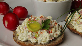 Pomazánka s restovaným pórkem, šunkou a Hermelínem