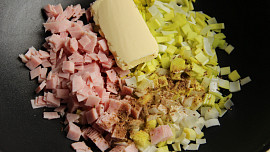 Pomazánka s restovaným pórkem, šunkou a Hermelínem