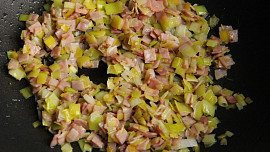 Pomazánka s restovaným pórkem, šunkou a Hermelínem