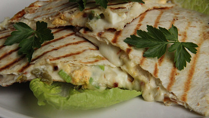 Quesadilla s vejci a jalapeňo