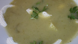 Polévkový krém s řapíkatým celerem a brokolicí