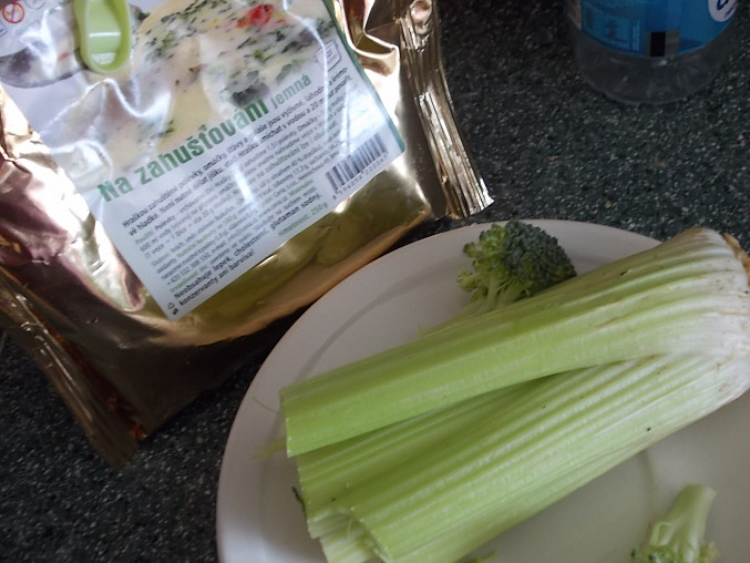 Polévkový krém s řapíkatým celerem a brokolicí