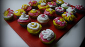 Recept na rychlé muffiny s kousky čokolády (s barevným krémem ;))