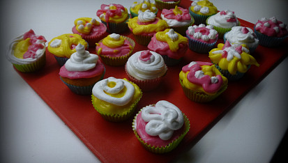 Recept na rychlé muffiny s kousky čokolády, s barevným krémem ;)
