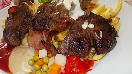 Restovaná  vepřová játra s jemným vinným přelivem