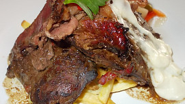 Restovaná  vepřová játra s jemným vinným přelivem