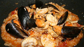 Risoto s mušlemi a houbami (těsně před dokončením v pánvi)