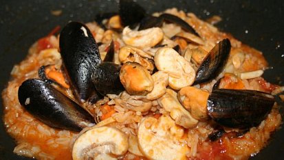 Risoto s mušlemi a houbami, těsně před dokončením v pánvi