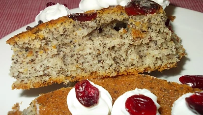 Rychlý makovník s brusinkami, švestkami  a rumovou polevou