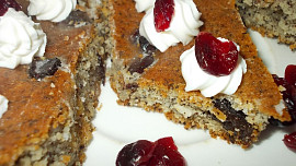 Rychlý makovník s brusinkami, švestkami  a rumovou polevou