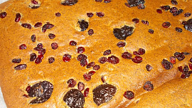 Rychlý makovník s brusinkami, švestkami  a rumovou polevou