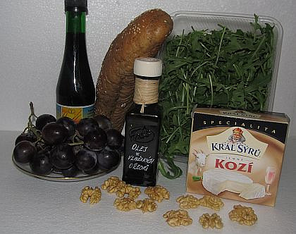 Salát s vůní ořechů, hroznového vína a kozího hermelínu