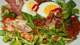 Salát se slaninou, polníčkem, sušenými rajčaty a vejci