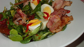 Salát se slaninou, polníčkem, sušenými rajčaty a vejci