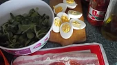 Salát se slaninou, polníčkem, sušenými rajčaty a vejci